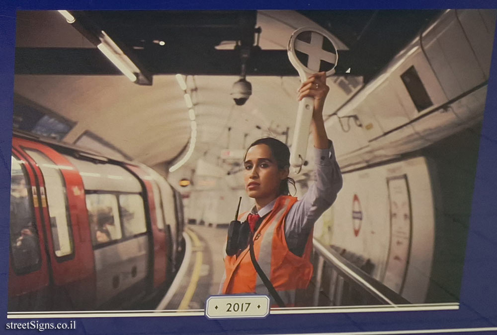 London - All about signaling at Earl’s Court station - 2017 - Using a baton to signal that the platform is clear