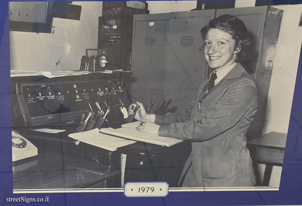 London - All about signaling at Earl’s Court station - 1979 - Susan Attio becomes the first qualified signaller