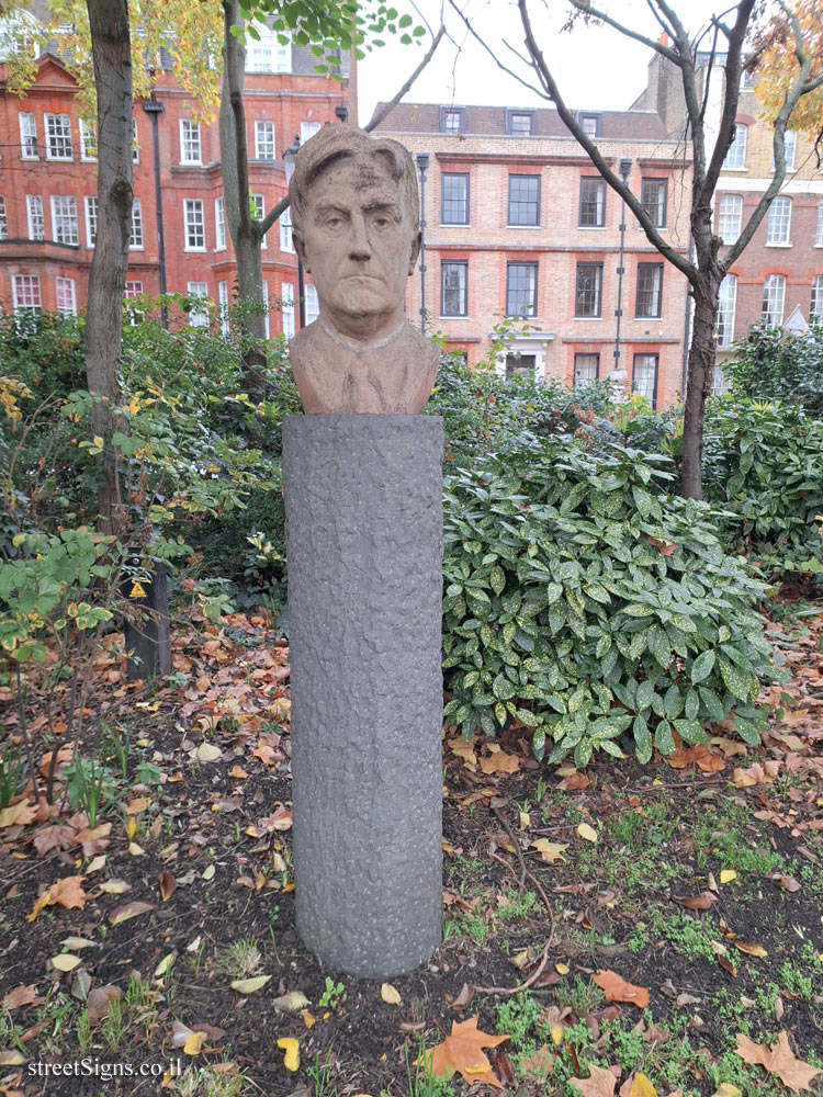 London - Statue commemorating British composer Ralph Vaughan Williams - 2 Cheyne Walk, London SW3 4HH, UK