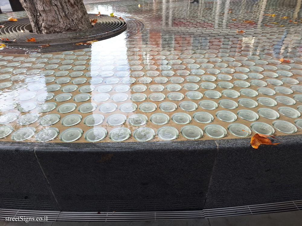 London - "Silence" sculpture/fountain by Tadao Ando - 16 Carlos Pl, London W1K 2AL, UK