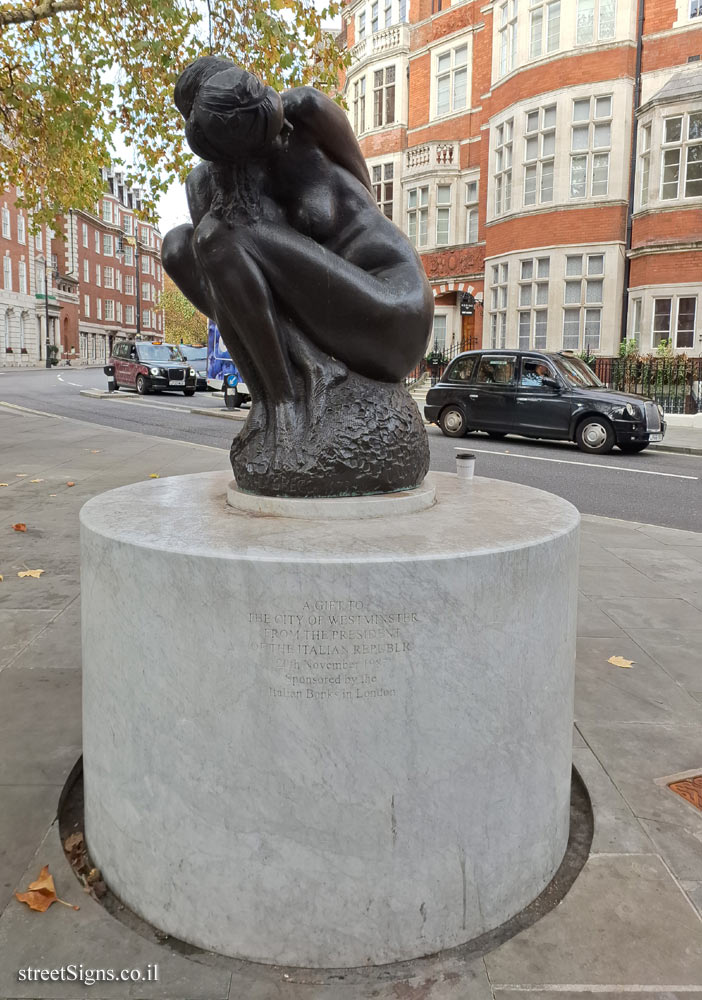 London - "Crouching Woman" outdoor sculpture by Emilio Greco - 16 Carlos Pl, London W1K 2AL, UK