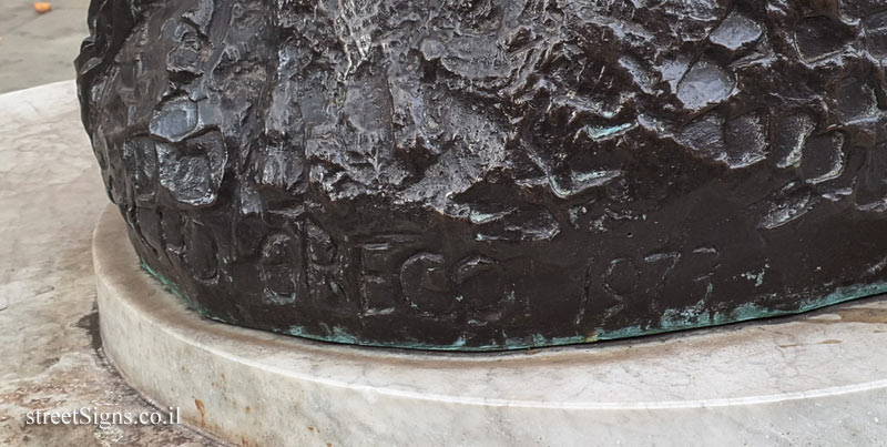 London - "Crouching Woman" outdoor sculpture by Emilio Greco - 16 Carlos Pl, London W1K 2AL, UK