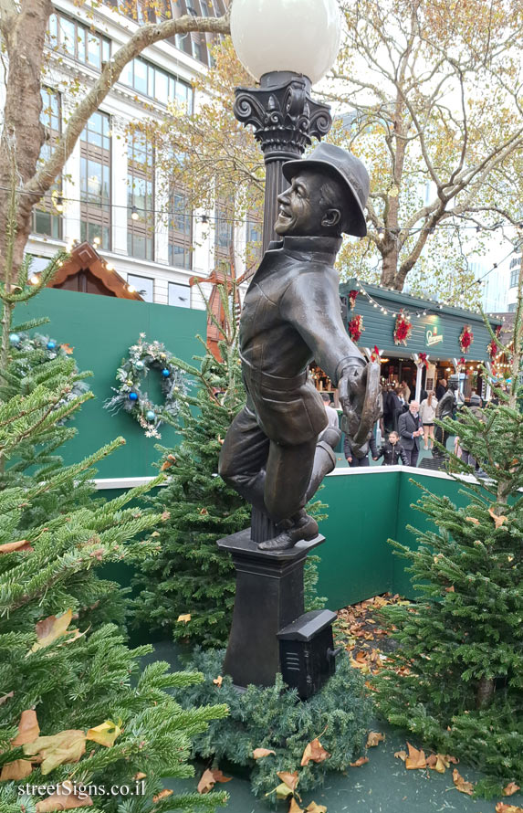 London - Leicester Square - Gene Kelly in Singin’ in the Rain statue  - 123 Leicester Square, London WC2H 7LU, UK