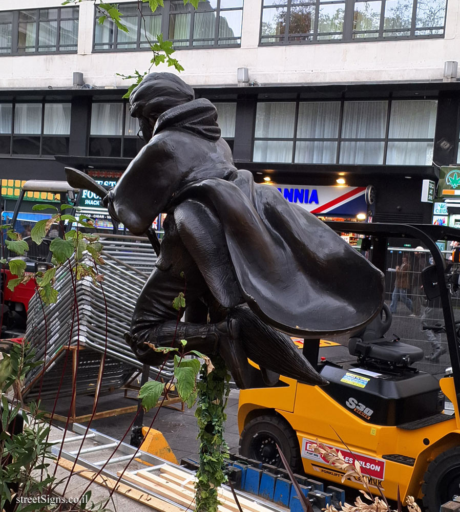 London - Leicester Square - Harry Potter Statue - 1 Leicester Square, London WC2H 7NA, UK