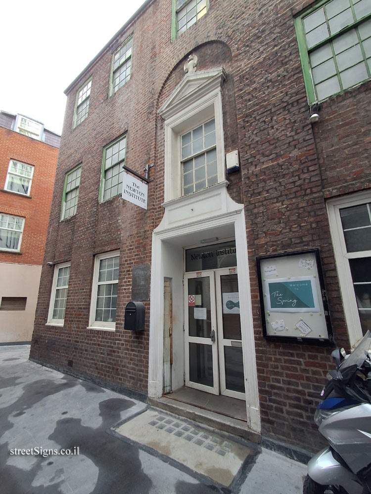 London - Memorial plaque at the house where scientist Isaac Newton lived (2) - 35 St Martin’s St, London WC2H 7HP, UK