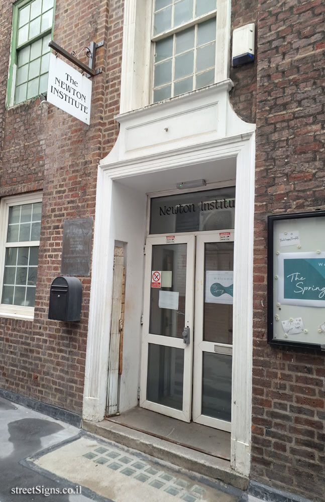 London - Memorial plaque at the house where scientist Isaac Newton lived (2) - 35 St Martin’s St, London WC2H 7HP, UK