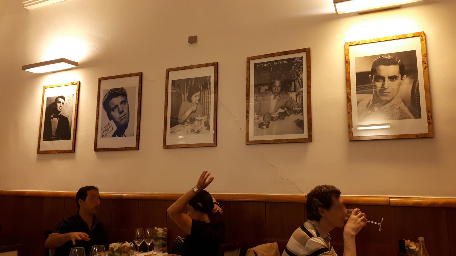 Pictures of famous people who visited the Alfredo Restaurant