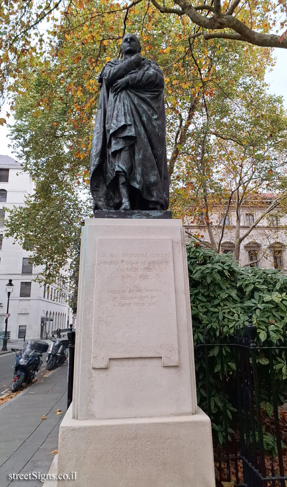 London - Statue commemorating statesman George Curzon - 4 Carlton House Terrace, London SW1, UK