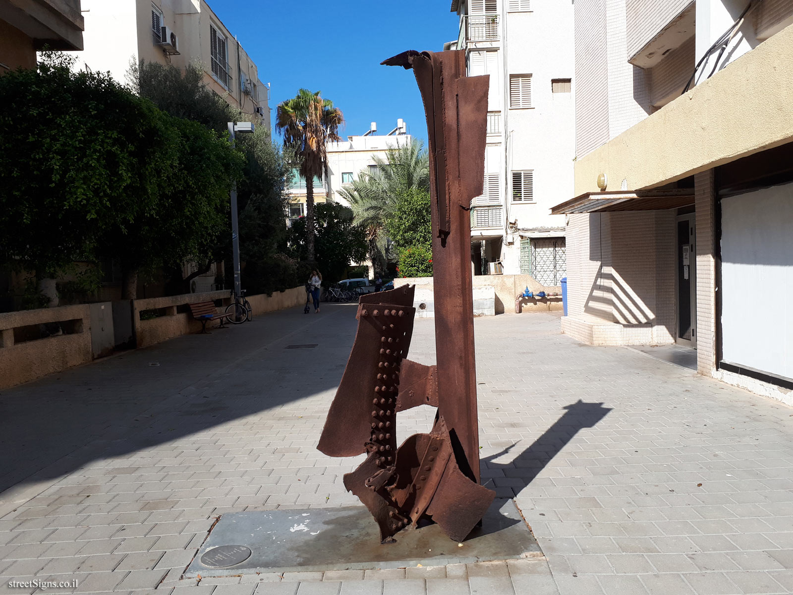 "Sculpture" - Outdoor sculpture by Yehiel Shemi - Simtat Mikha 4, Tel Aviv-Yafo, Israel