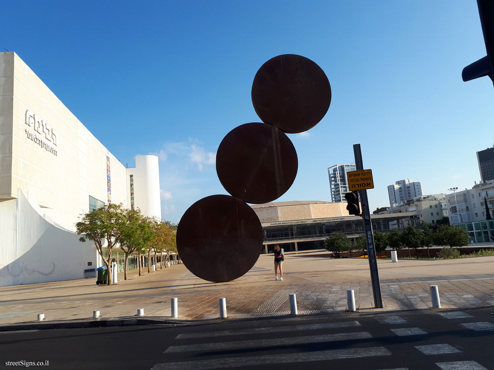 "Hitromemut" (Rise Up) - Outdoor sculpture by Menashe Kadishman - Kikar HaBima 17, Tel Aviv-Yafo, Israel