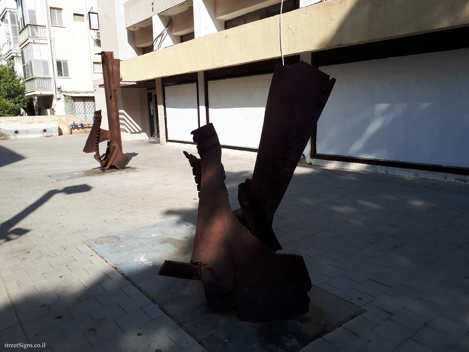 "Torn Steel" - Outdoor sculpture by Yehiel Shemi - Simtat Mikha 4, Tel Aviv-Yafo, Israel
