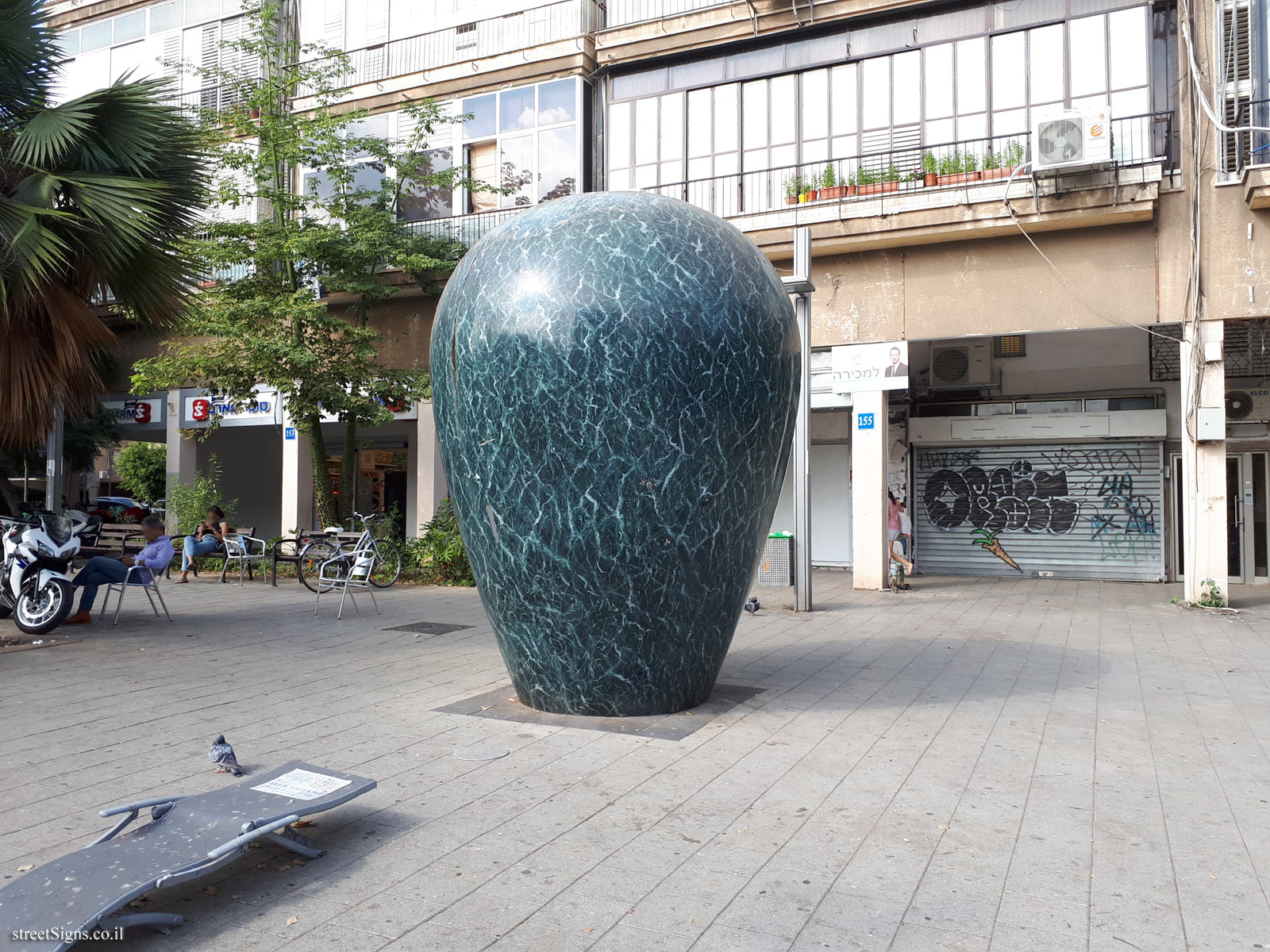 "Vase" - Outdoor sculpture by Gideon Gechtman - Shlomo Ibn Gabirol St 153, Tel Aviv-Yafo, Israel