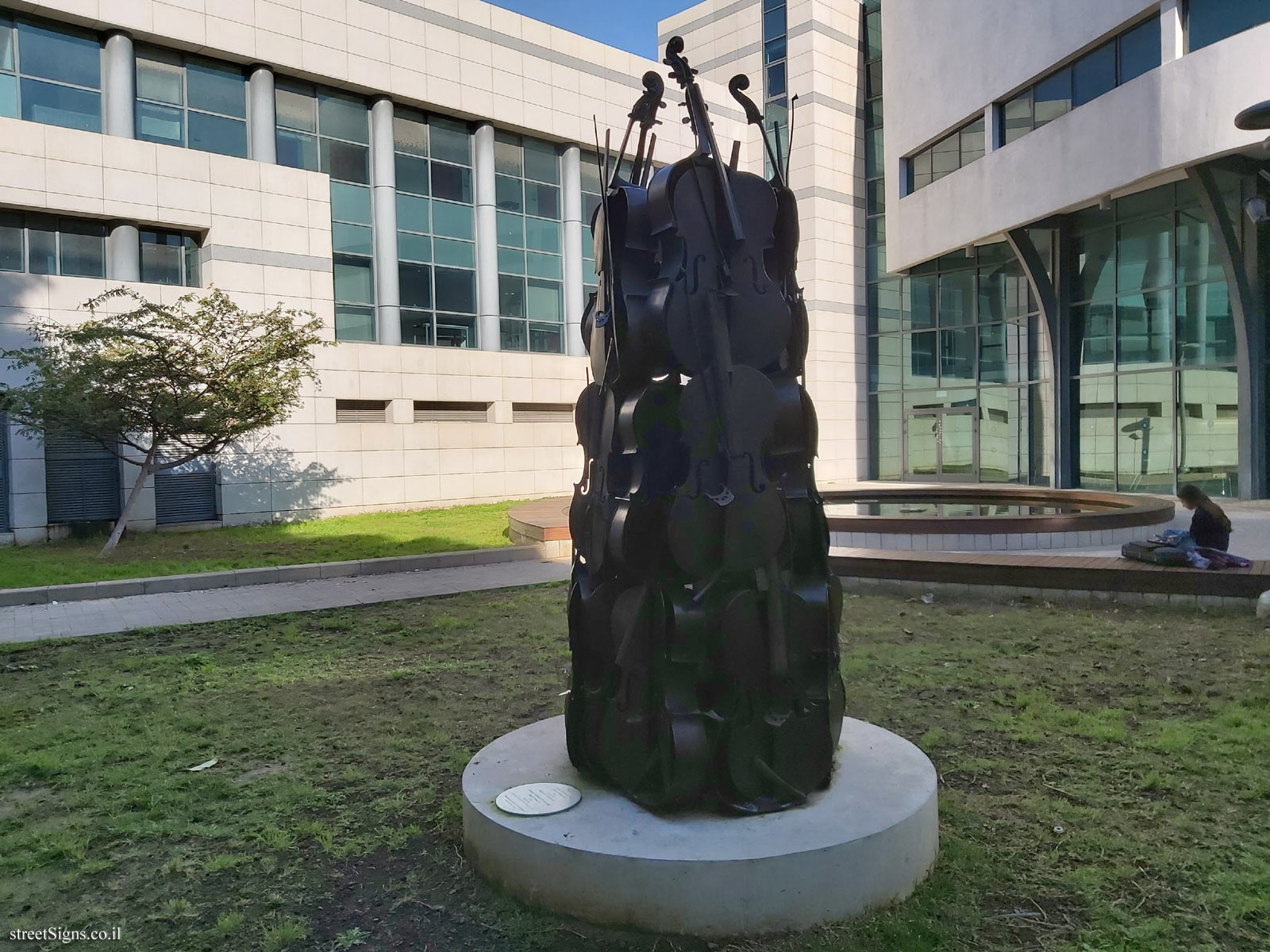 "Music Power II" - Outdoor sculpture by Arman (Armand Fernandez) - Louis Marshall St 25, Tel Aviv-Yafo, Israel