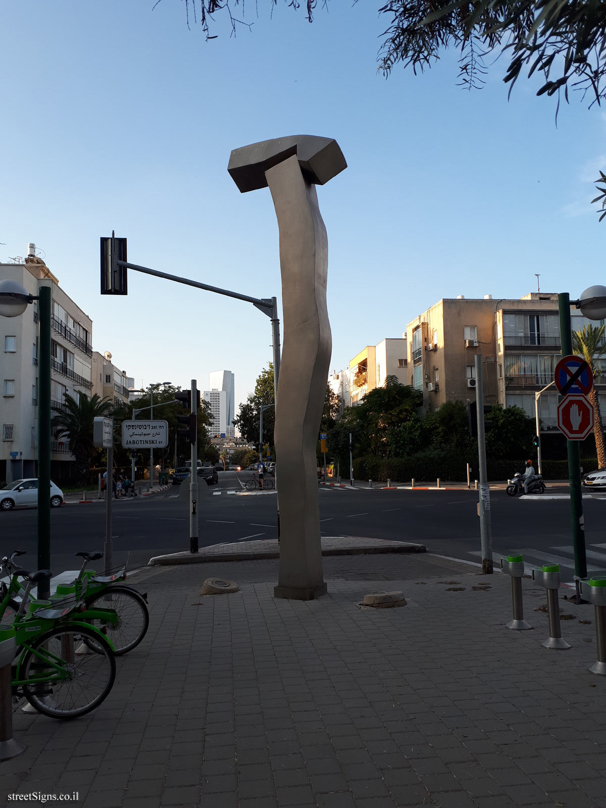 "Avoth" - Outdoor sculpture by Aharon Adani - Sderot Hatsiyonut 2, Tel Aviv-Yafo, Israel