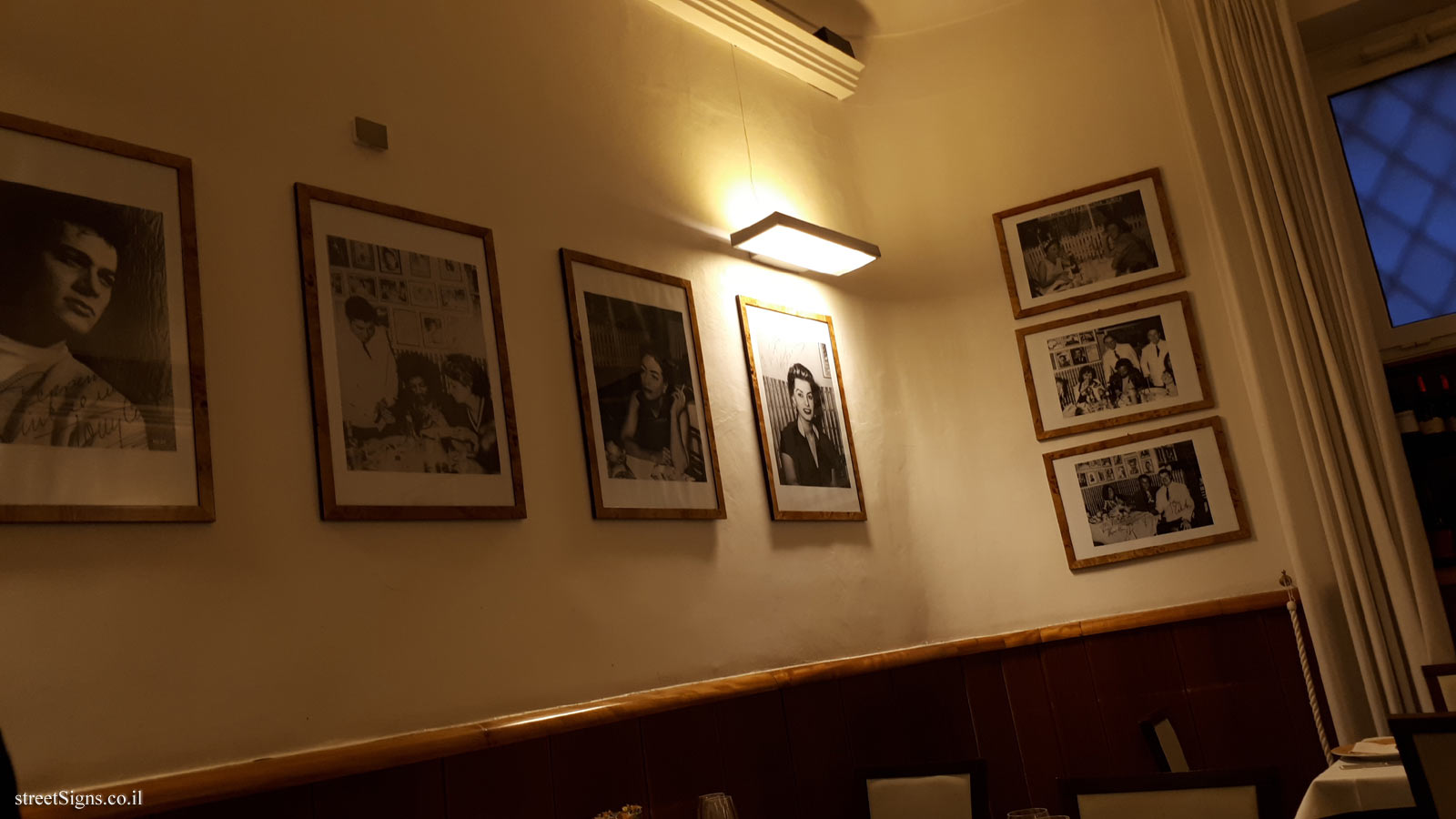 Pictures of famous people who visited the Alfredo Restaurant