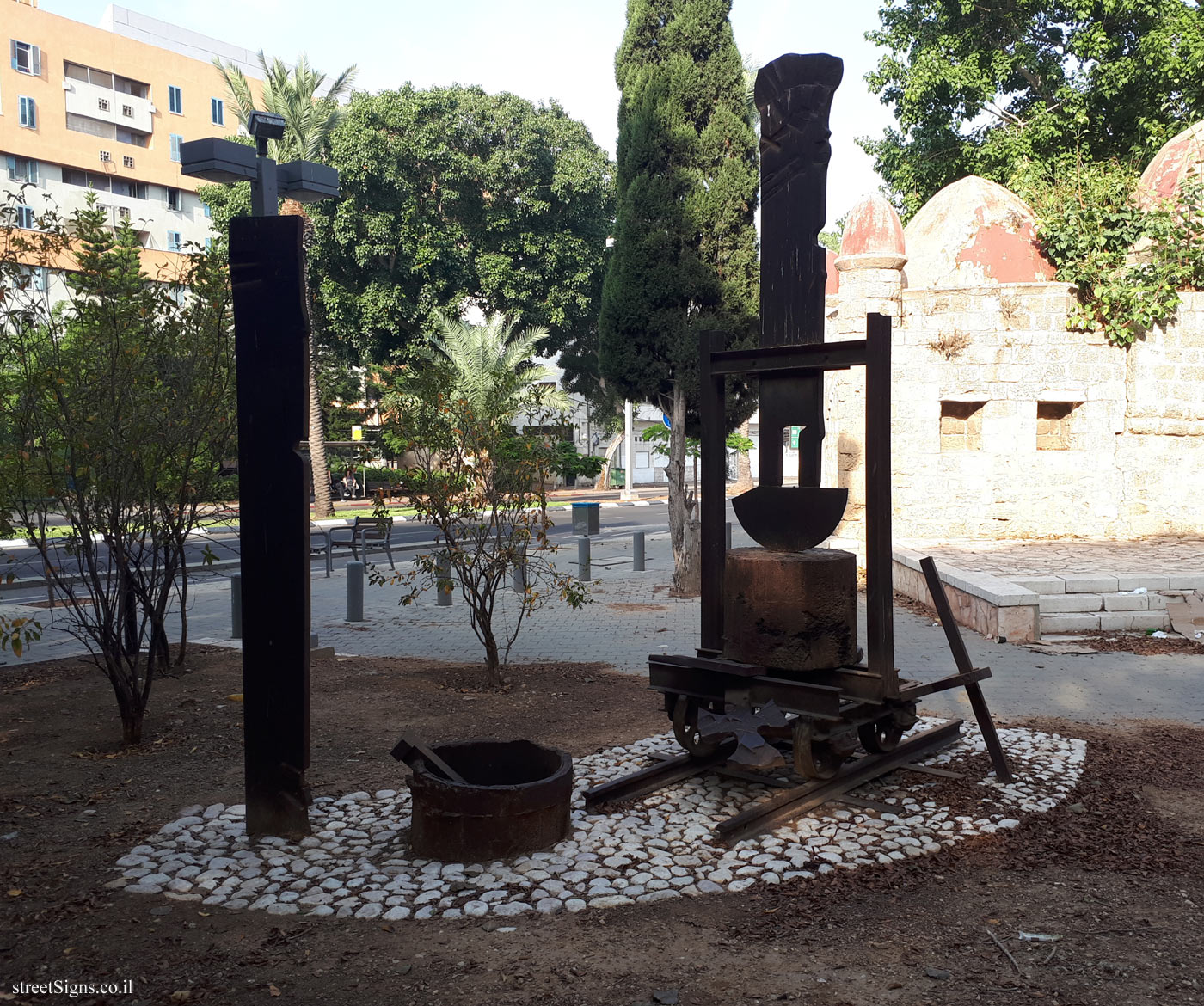 Tel Aviv - Tomarkin sculptures at Abu Nabot Park - Kafka Machine