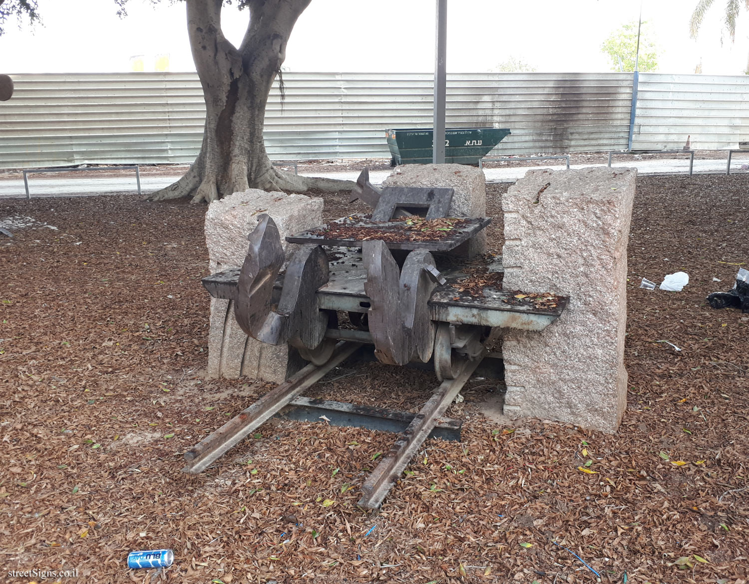 Tel Aviv - Tomarkin sculptures at Abu Nabot Park - Stabile Mobile