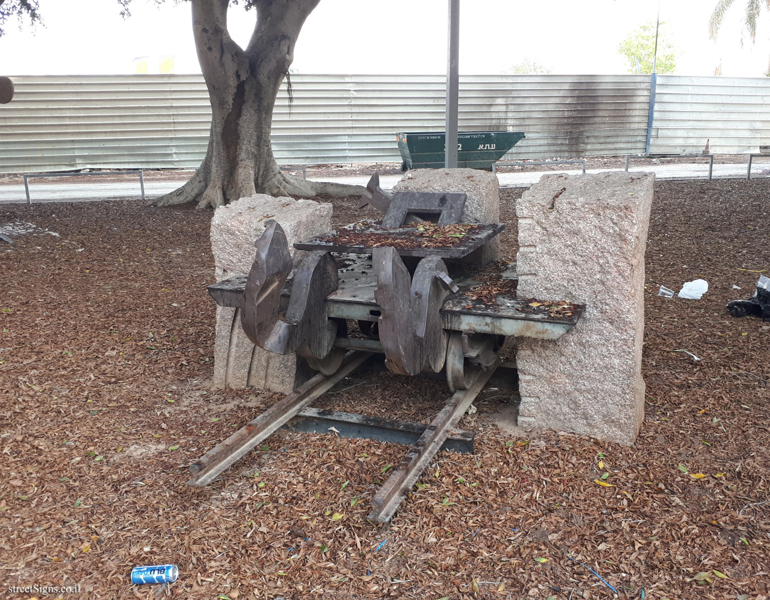 Tel Aviv - Tomarkin sculptures at Abu Nabot Park - Stabile Mobile - Millennium Altar