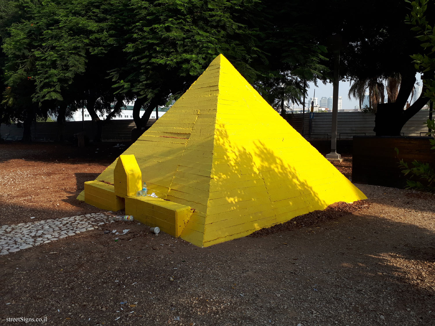 Tel Aviv - Tomarkin sculptures at Abu Nabot Park - Macht Arbeit Frei?