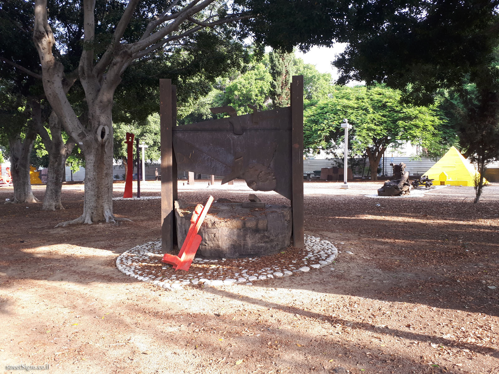Tel Aviv - Tomarkin sculptures at Abu Nabot Park - Ding