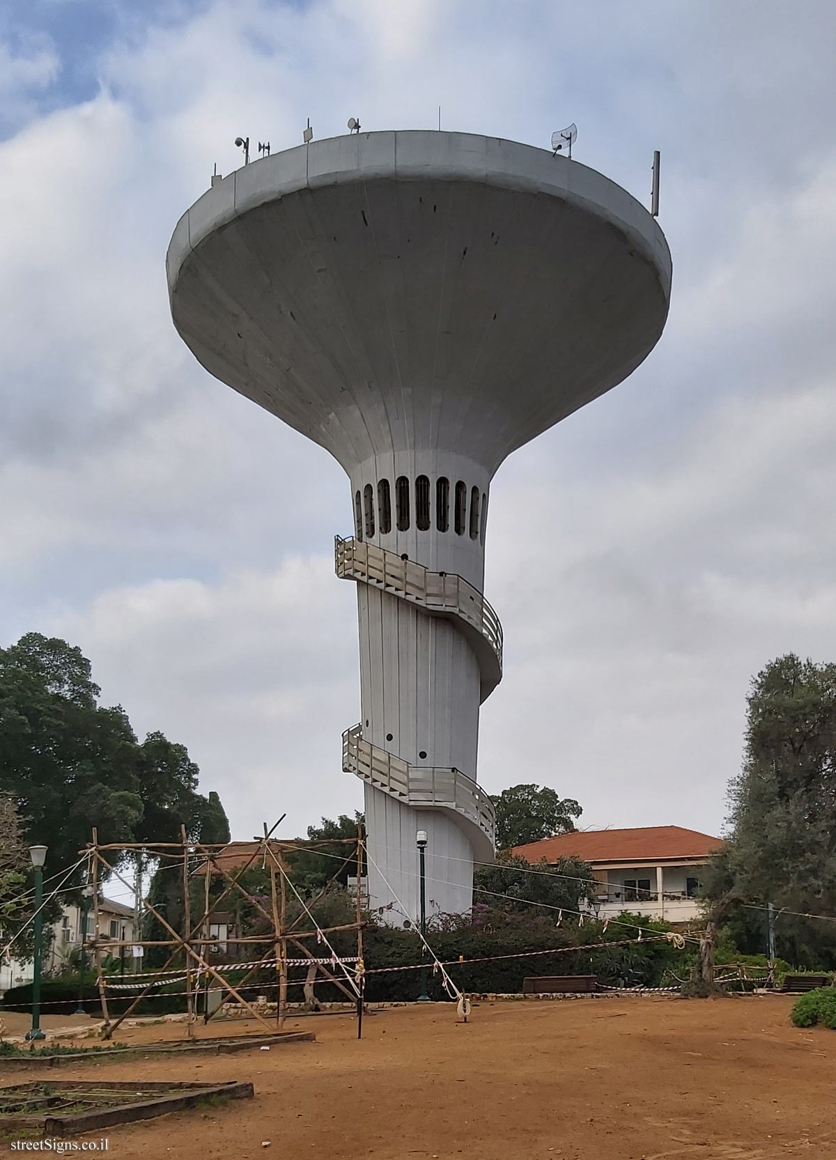 The Shaul Garden - water tower - Sderot Nehama 8, Ramat Gan, Israel