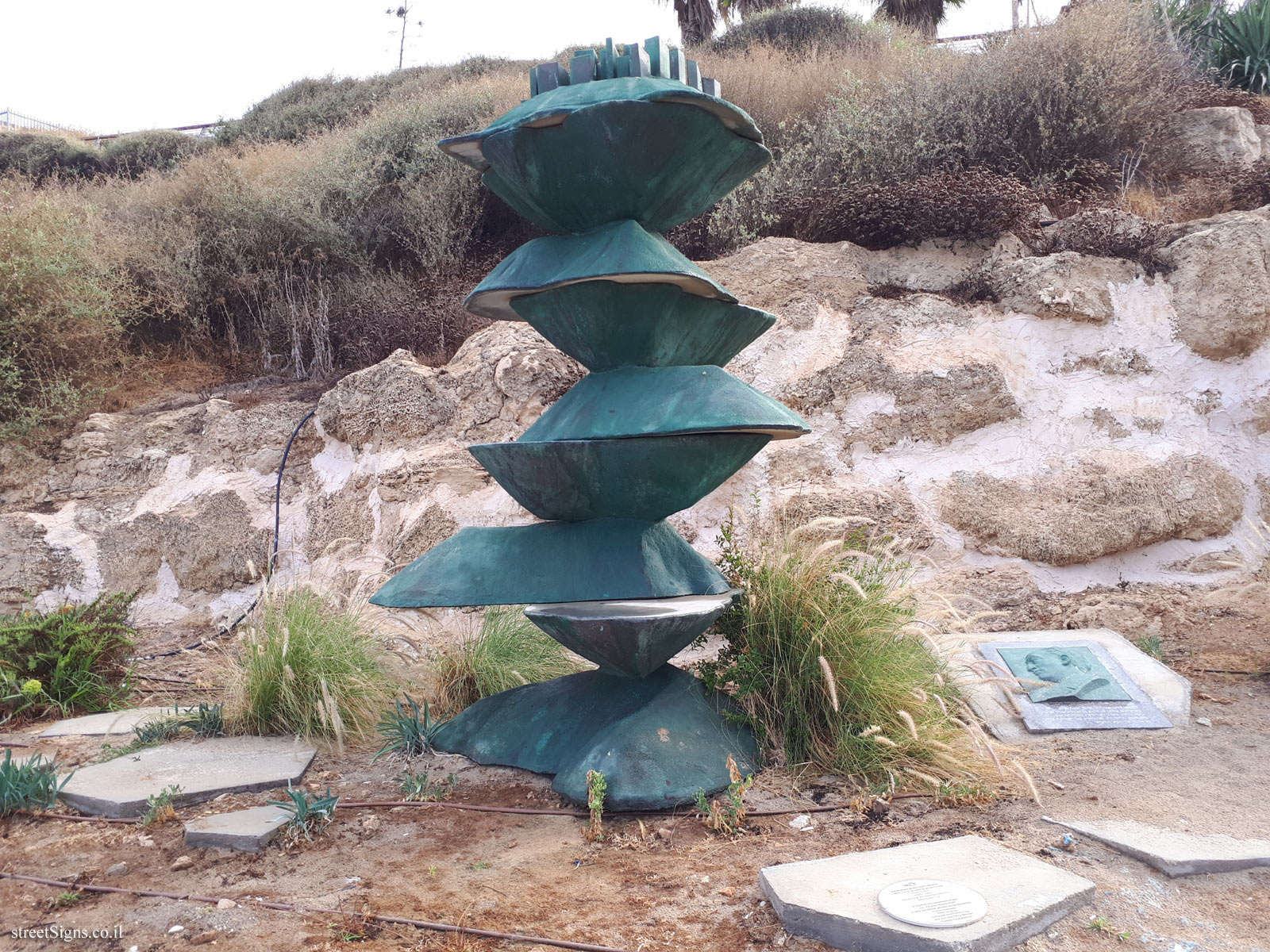 "Monument to Dr Chaim Arlosoroff" - Outdoor sculpture by Drora Dominey - Eliezer Peri St 10, Tel Aviv-Yafo, Israel