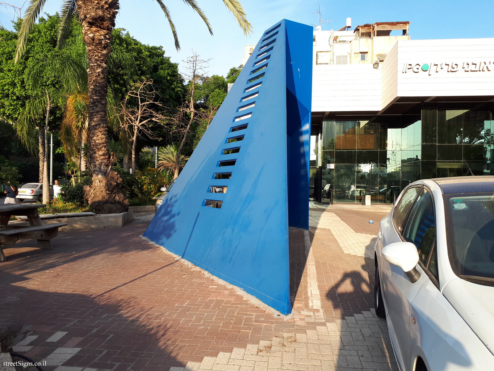 "Blue Sculpture" - Outdoor sculpture by Israel Hadany - Arlozorov St 161, Tel Aviv-Yafo, Israel