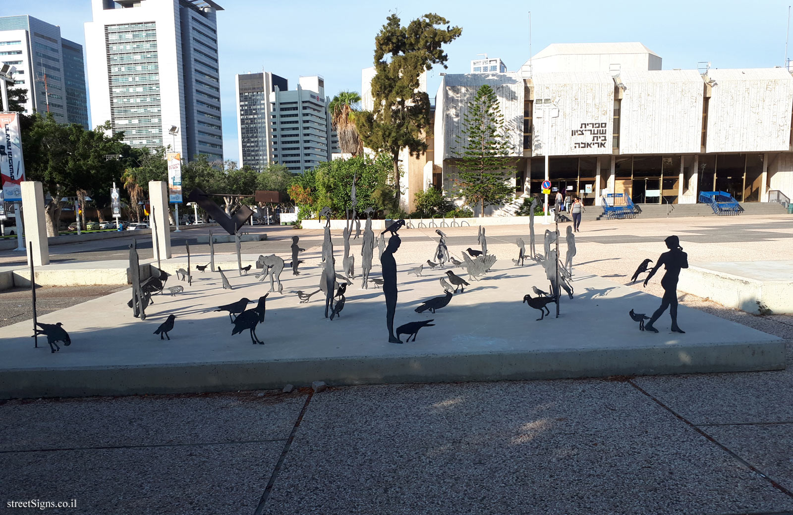 "Troubles in the Square" - Outdoor sculpture by Zadok Ben-David - Beit Ariela Plaza, sderot king saul 27, Tel Aviv, Israel