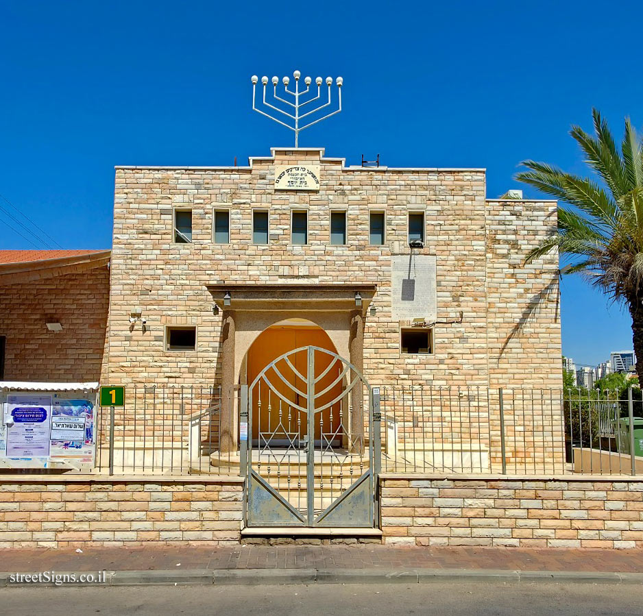 התמונה הבאה השייכת לשלט זה