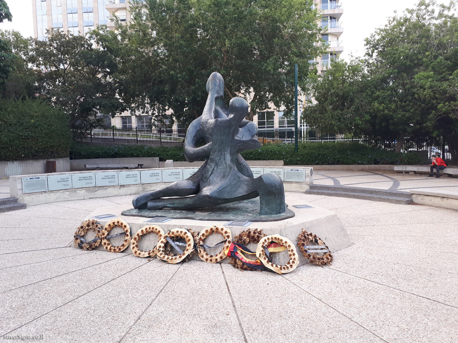 "War Between the Sons of Light .." - Outdoor sculpture by Eli Ilan - Weizmann St 18, Tel Aviv-Yafo, Israel