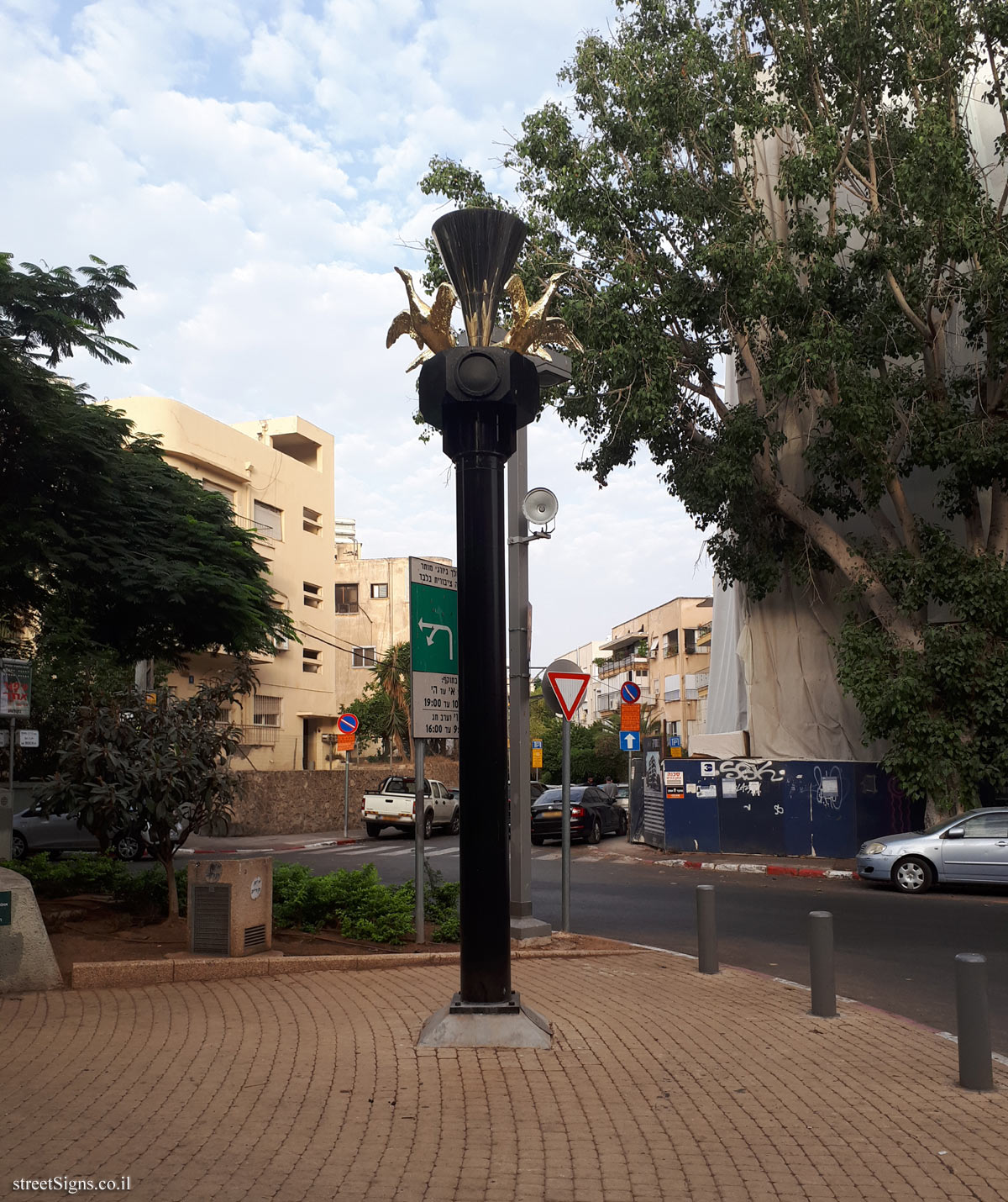 "Column, Screw and Ducks" - Outdoor sculpture by Motti Mizrachi - 2 Masarik Ave, Tel Aviv, Israel