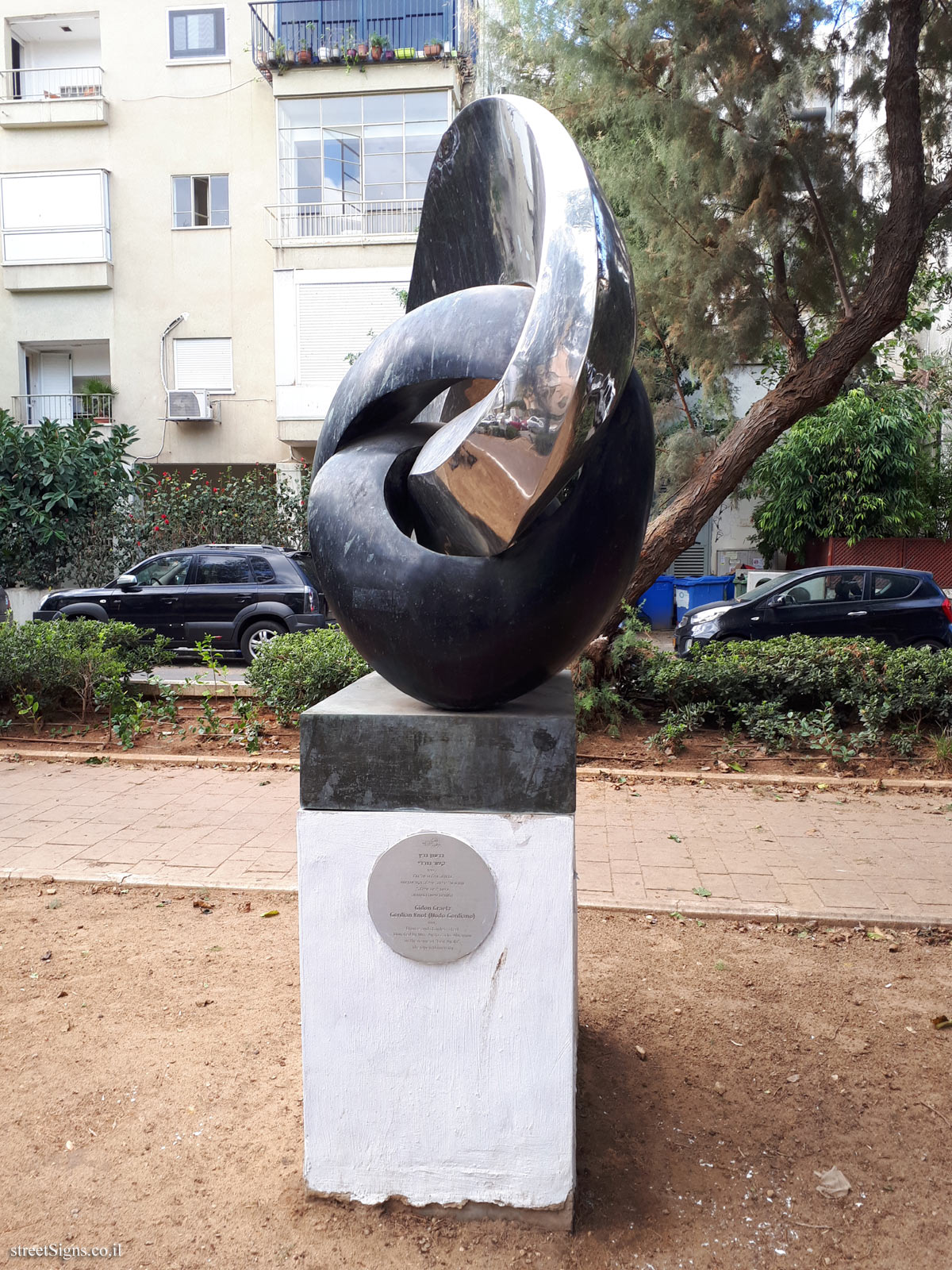 "Gordian Knot" - Outdoor - sculpture by Gidon Graetz - Sderot Ben Gurion 12, Tel Aviv-Yafo, Israel