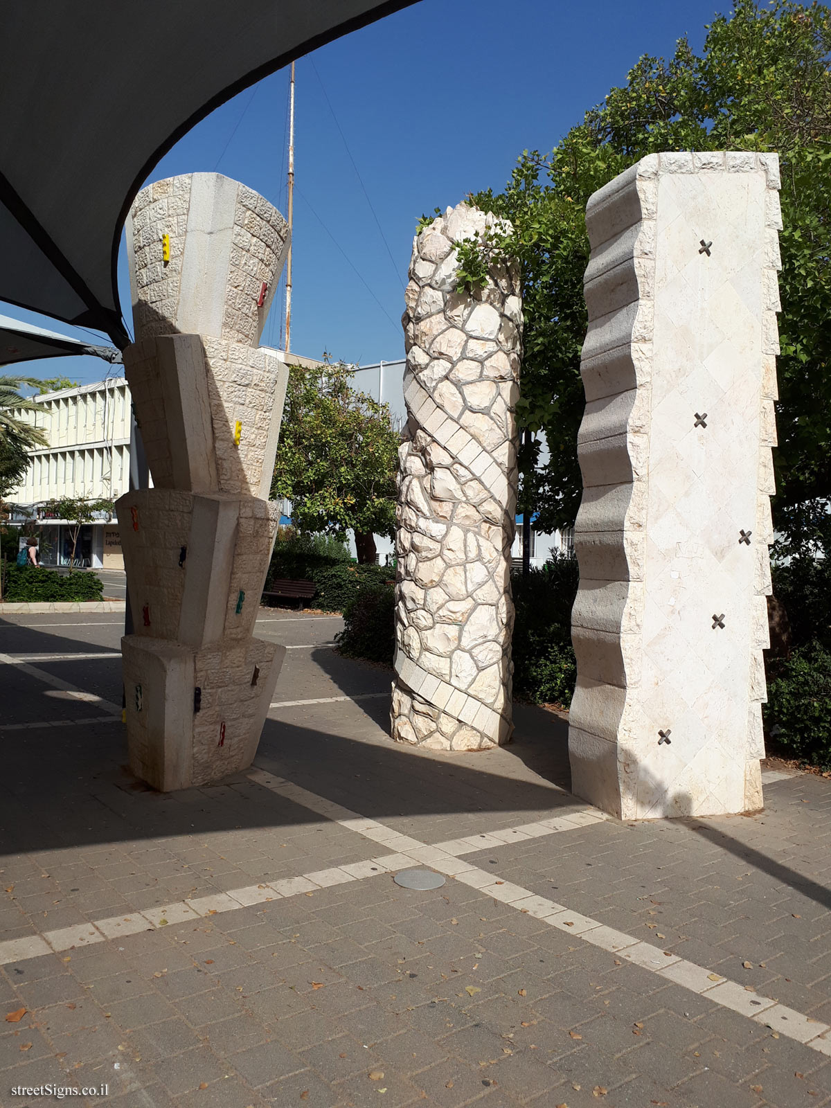 "3 Columns" - Outdoor sculpture by Dina Kahana-Gueler - Brodetski St 19, Tel Aviv-Yafo, Israel