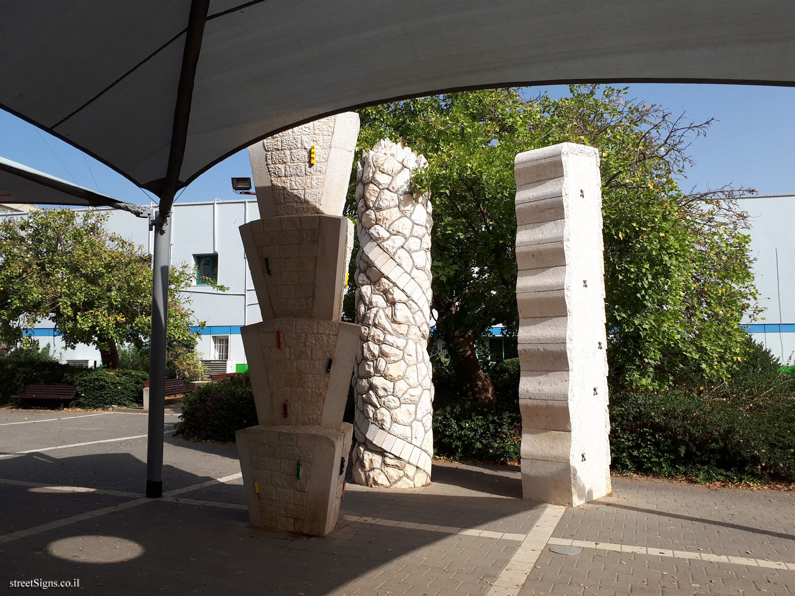 "3 Columns" - Outdoor sculpture by Dina Kahana-Gueler - Brodetski St 19, Tel Aviv-Yafo, Israel