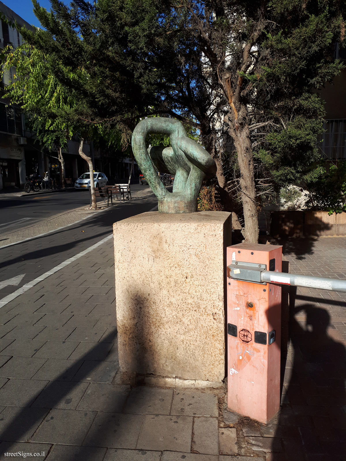 "Bird" - Outdoor sculpture by Moshe Shek - Marmorek St 9, Tel Aviv-Yafo, Israel