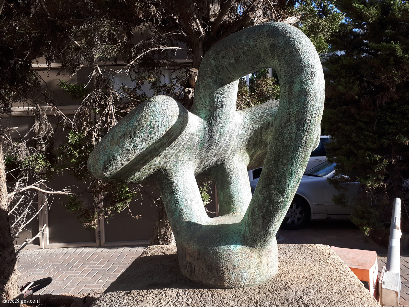 "Bird" - Outdoor sculpture by Moshe Shek - Marmorek St 9, Tel Aviv-Yafo, Israel