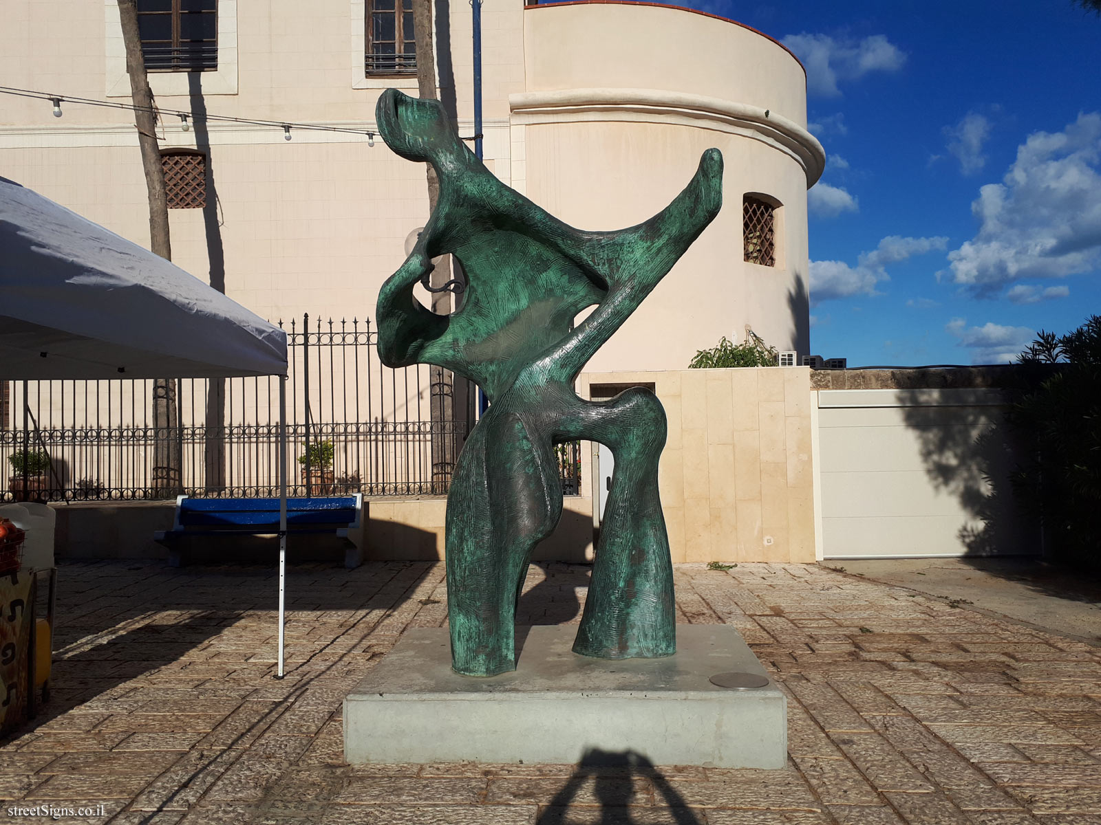 "Eternal Youth" - Outdoor sculpture by Eli Ilan - Mifrats Shlomo Promenade 5, Tel Aviv-Yafo, Israel