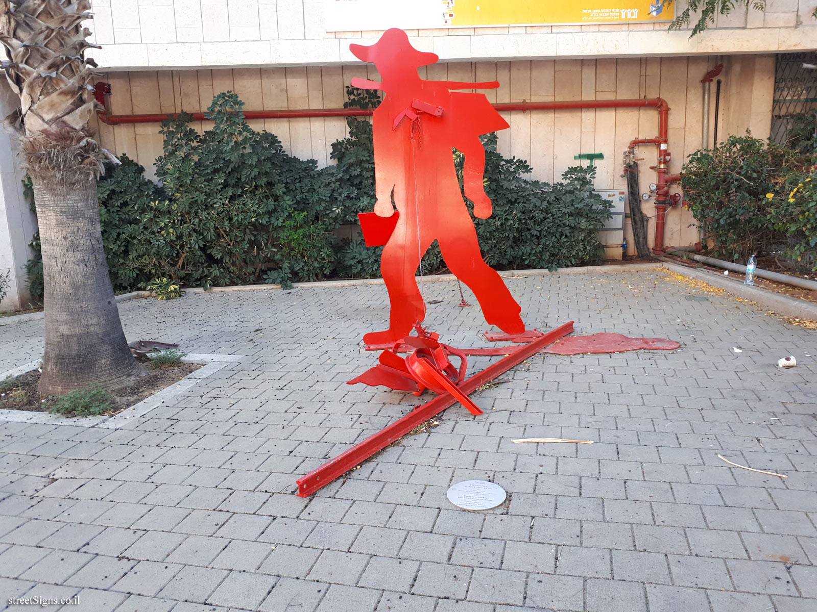 "Van Gogh Goes to Work" - Outdoor sculpture by Yigael Tumarkin - Sderot Sheshet HaYamim 6, Tel Aviv-Yafo, Israel