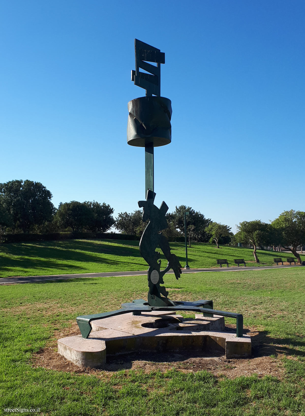 "The Ambition Sculpture" - Outdoor sculpture by Zvika Kantor - Eitan Livni St 41, Tel Aviv-Yafo, Israel