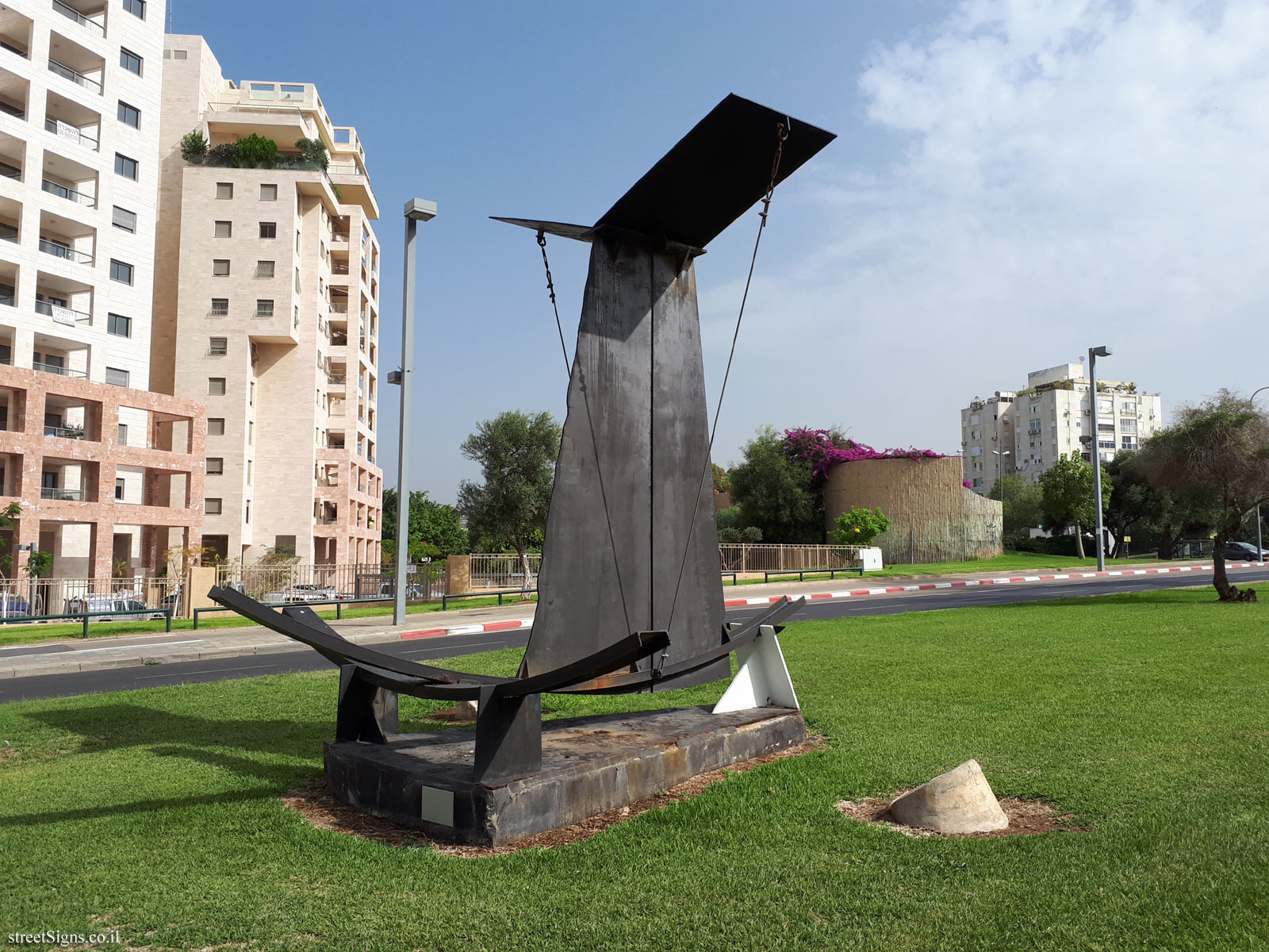 "The First Experiments in Flight No. 3" - Outdoor sculpture by Yaacov Hefetz - Einstein/Levi Eshkol Blvd, Tel Aviv-Yafo, Israel