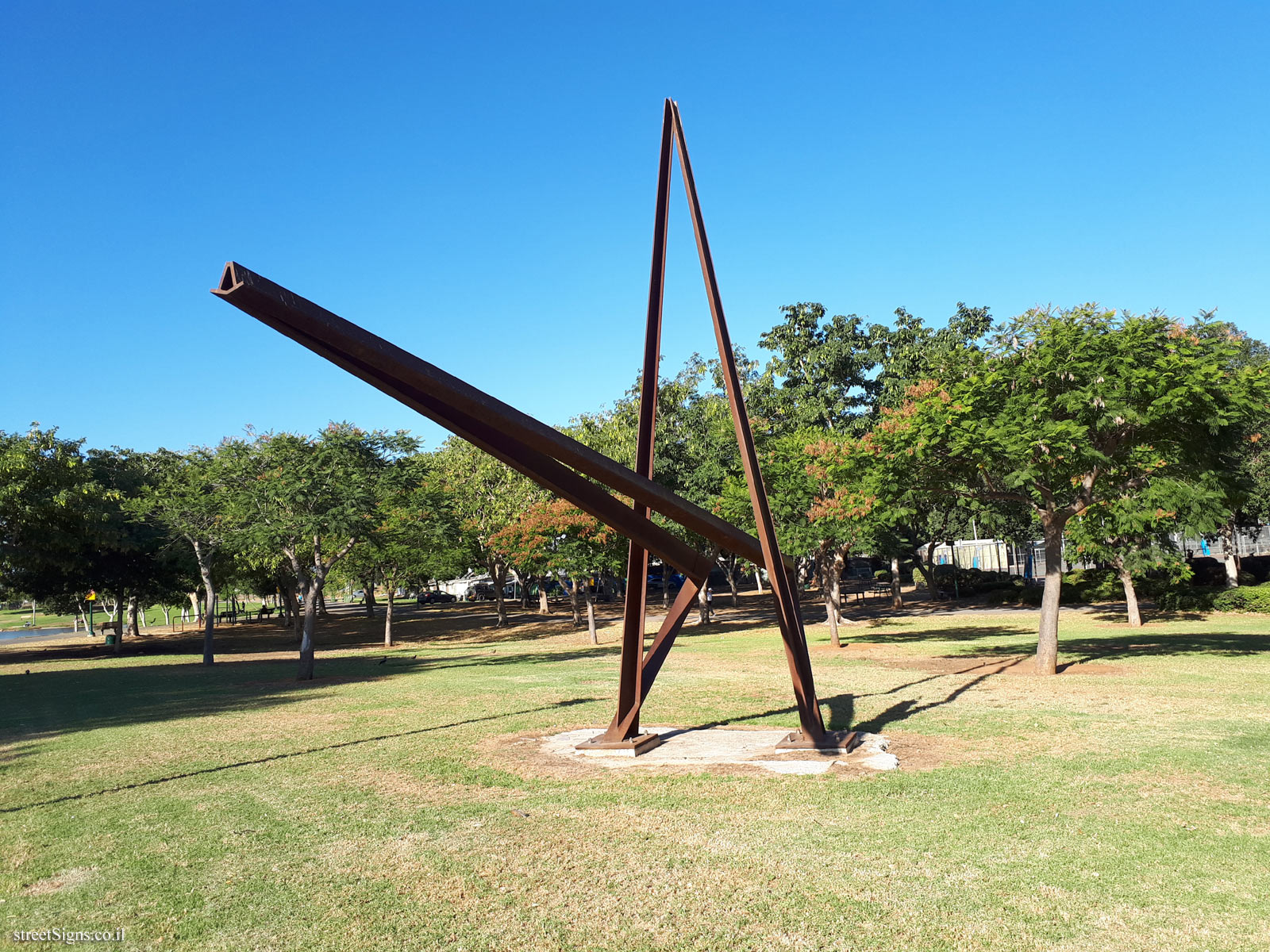 "Untitled" - Outdoor sculpture by Gedalia Suchowolsky - Biranit St 138, Tel Aviv-Yafo, Israel