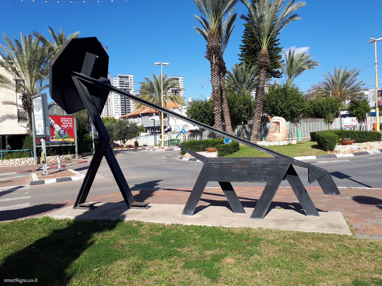"Strolling" - David Gabrieli’s outdoor sculpture - Ha-Amakim St 26, Ganei Tikva, Israel