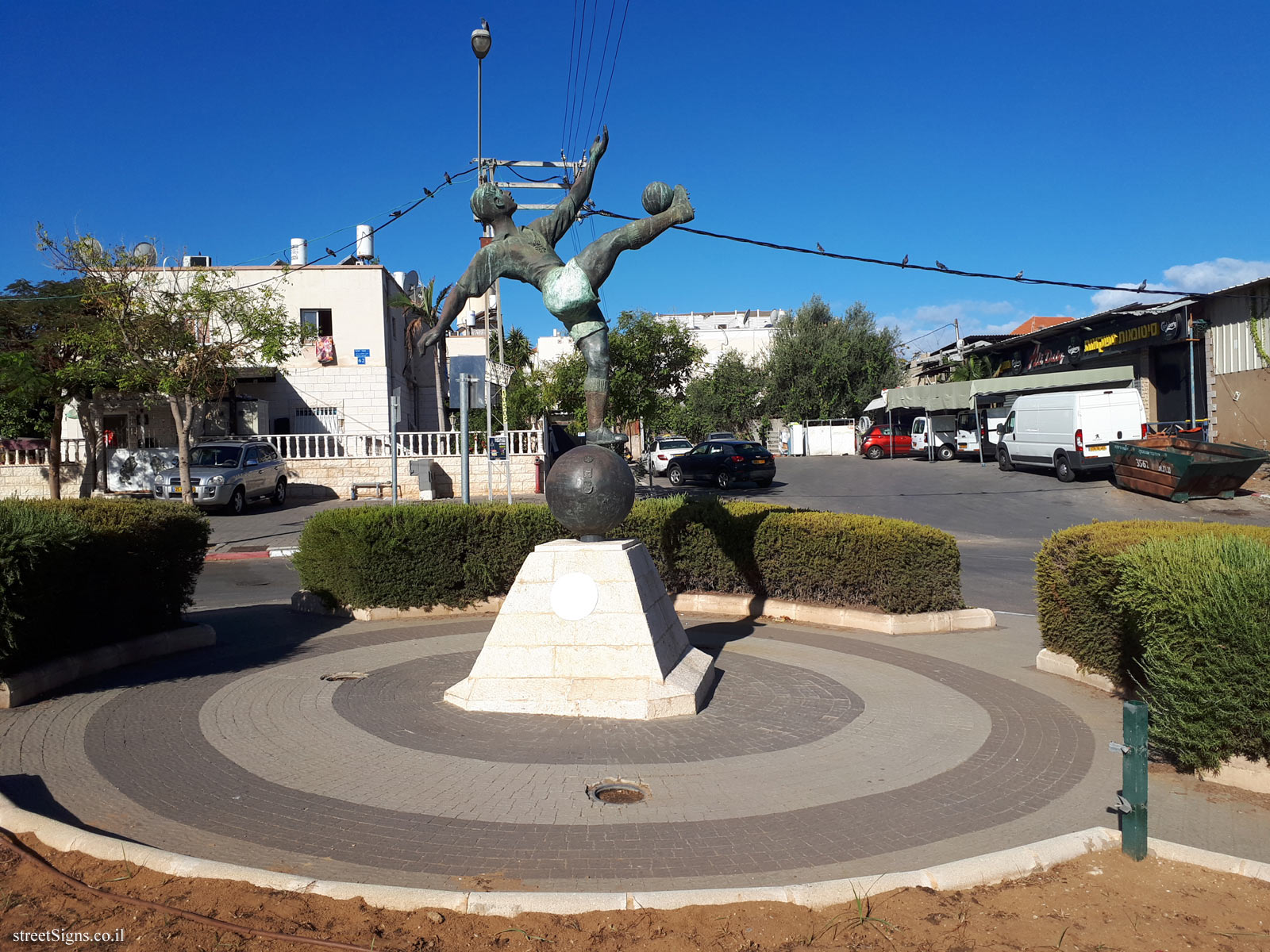 "In Memory of Natan Panz" - Outdoor sculpture by Zvi Geyra - Shivtei Israel St 62, Tel Aviv-Yafo, Israel