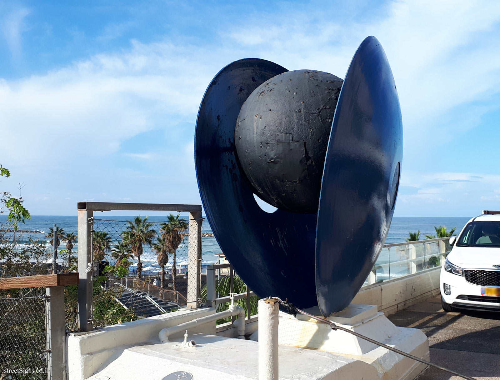 "Untitled" - Outdoor sculpture by Gedalia Suchowolsky - Shalag square, Tel Aviv-Yafo, Israel