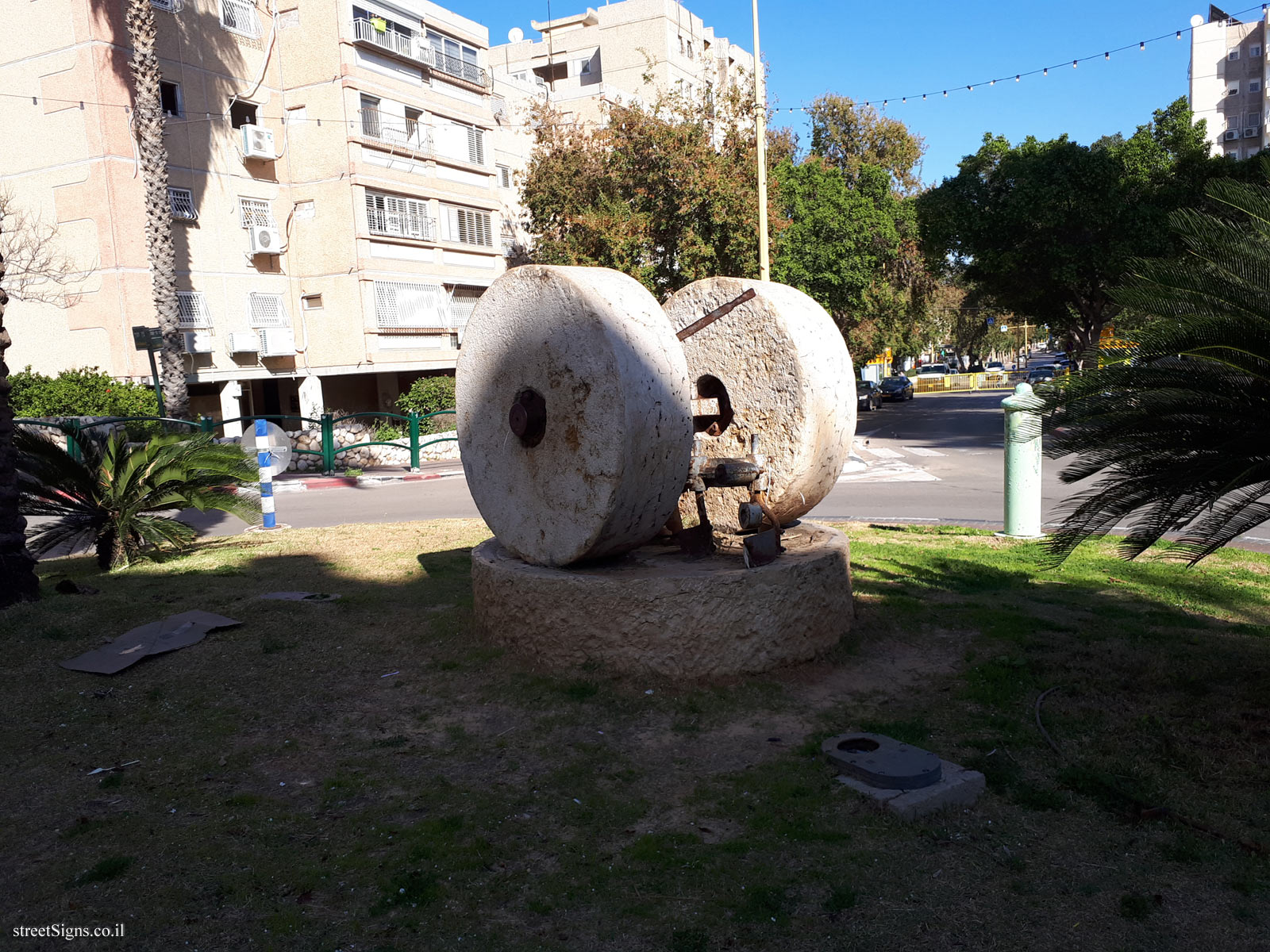 Ganei Tikva - "Millstones" - Outdoor sculpture - Ein Ganim St 2-4, Ganei Tikva, Israel