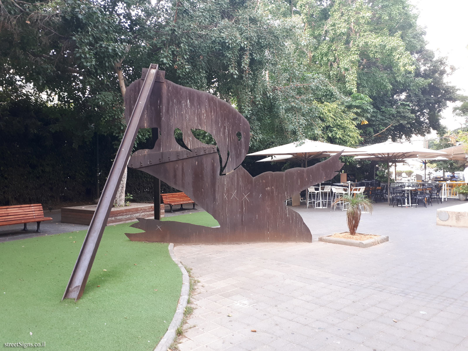 "Prometheus" - Outdoor sculpture by Menashe Kadishman - Dubnov St 8, Tel Aviv-Yafo, Israel