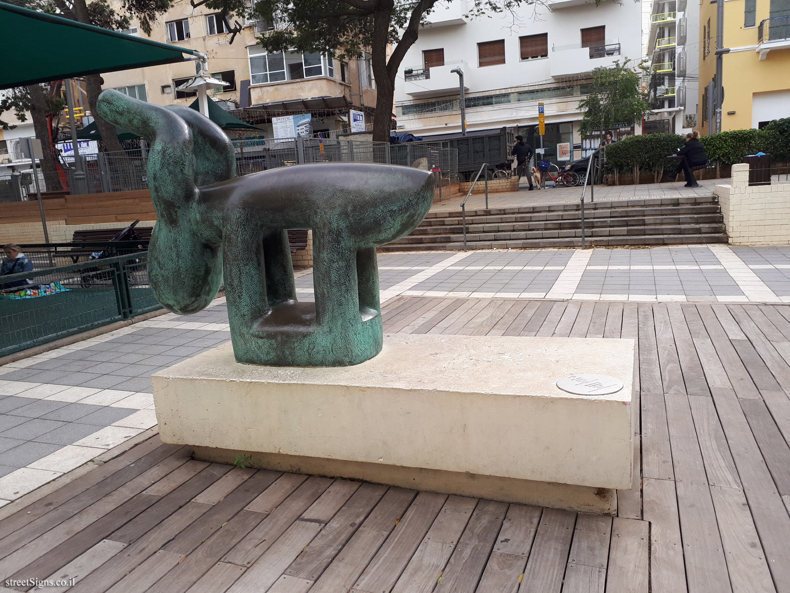 "Sculptures" - Outdoor sculpture by Moshe Shek - Nafkha St 2, Tel Aviv-Yafo, Israel