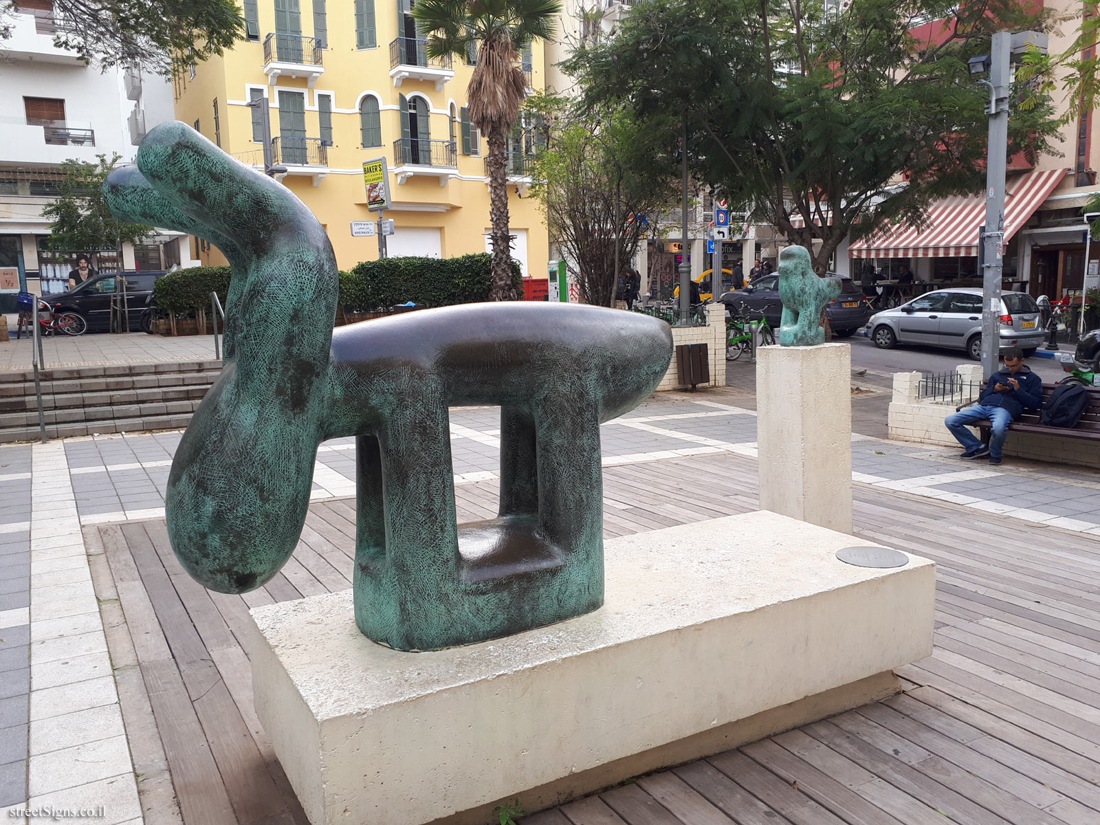 "Sculptures" - Outdoor sculpture by Moshe Shek - Nafkha St 2, Tel Aviv-Yafo, Israel