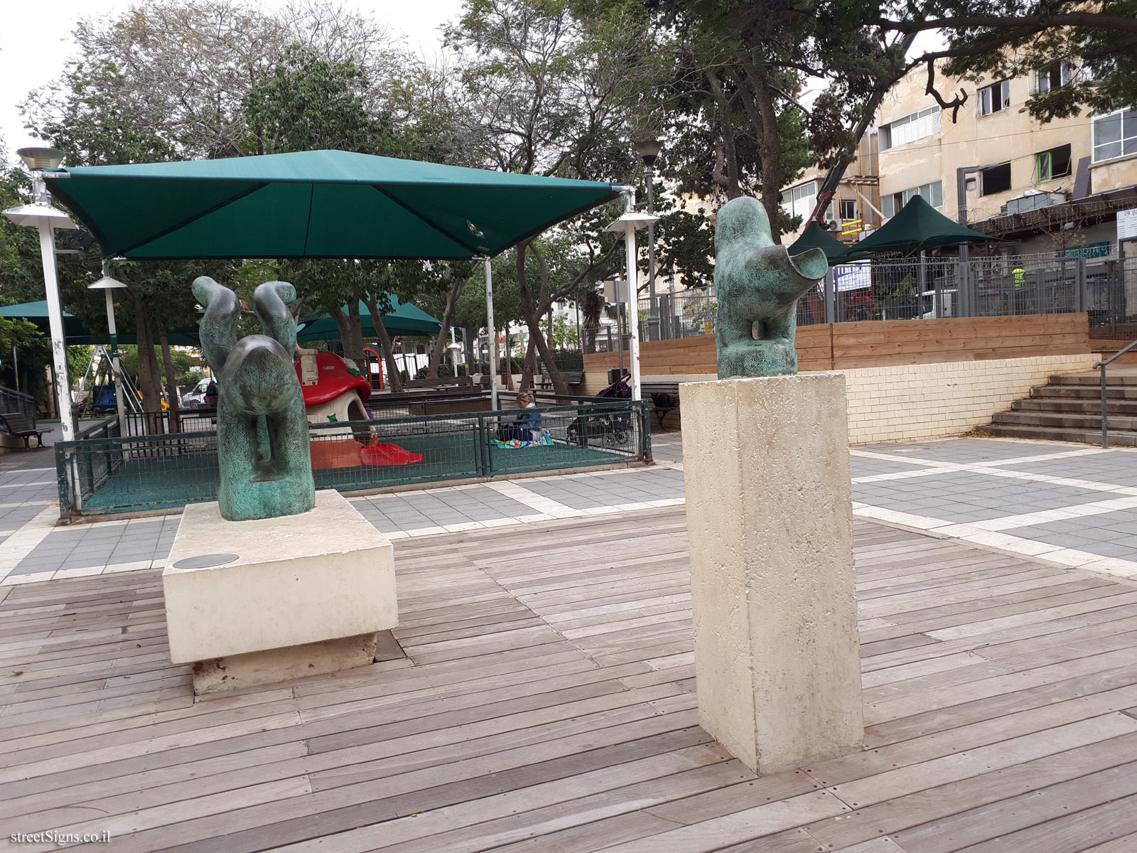 "Sculptures" - Outdoor sculpture by Moshe Shek - Nafkha St 2, Tel Aviv-Yafo, Israel