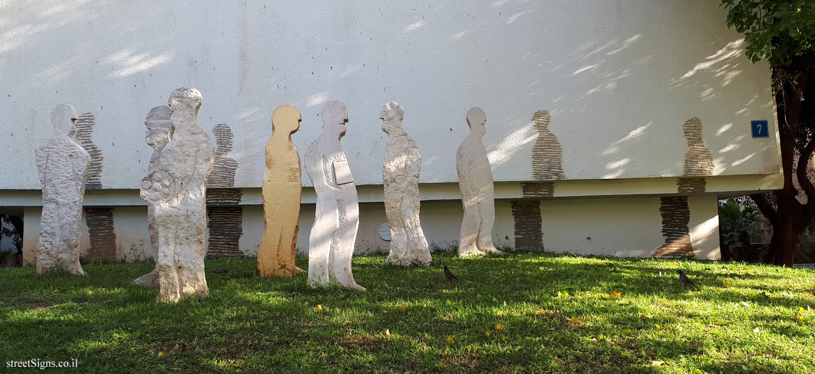 "Shadoes are Memories" - Outdoor sculpture by Siona Shimshi - Lassalle St 7, Tel Aviv-Yafo, Israel
